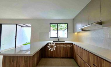 SE VENDE - ESPECTACULAR CASA, POR ESTRENAR, EN AV. ORDOÑEZ LASSO.