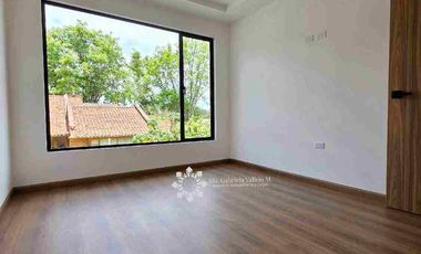 SE VENDE - ESPECTACULAR CASA, POR ESTRENAR, EN AV. ORDOÑEZ LASSO.