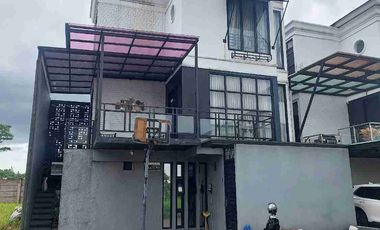 Rumah sejuk 3 Lantai Full Furnish Cluster Ekslusif dengan Kolam Renang dan View Spektakuler Pegunungan BNR