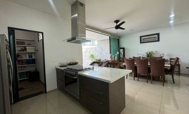 AMPLIA CASA SEMINUEVA EN BOSQUES CEDROS, ZONA BOSQUES DE SANTA ANITA, FRACCIONAMIENTO CON ALBERCA, ÁREAS VERDES Y TERRAZA DE EVENTOS