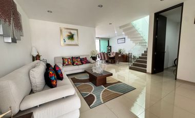 AMPLIA CASA SEMINUEVA EN BOSQUES CEDROS, ZONA BOSQUES DE SANTA ANITA, FRACCIONAMIENTO CON ALBERCA, ÁREAS VERDES Y TERRAZA DE EVENTOS