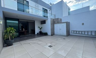 AMPLIA CASA SEMINUEVA EN BOSQUES CEDROS, ZONA BOSQUES DE SANTA ANITA, FRACCIONAMIENTO CON ALBERCA, ÁREAS VERDES Y TERRAZA DE EVENTOS