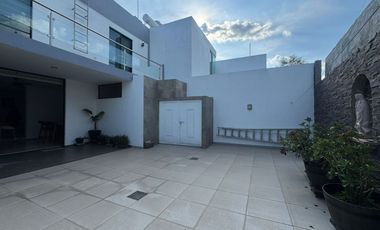 AMPLIA CASA SEMINUEVA EN BOSQUES CEDROS, ZONA BOSQUES DE SANTA ANITA, FRACCIONAMIENTO CON ALBERCA, ÁREAS VERDES Y TERRAZA DE EVENTOS