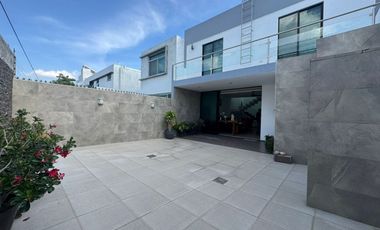 AMPLIA CASA SEMINUEVA EN BOSQUES CEDROS, ZONA BOSQUES DE SANTA ANITA, FRACCIONAMIENTO CON ALBERCA, ÁREAS VERDES Y TERRAZA DE EVENTOS