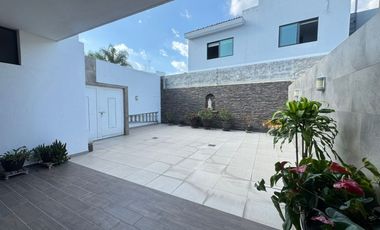 AMPLIA CASA SEMINUEVA EN BOSQUES CEDROS, ZONA BOSQUES DE SANTA ANITA, FRACCIONAMIENTO CON ALBERCA, ÁREAS VERDES Y TERRAZA DE EVENTOS