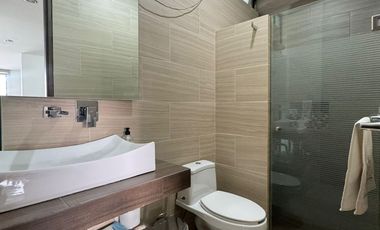 AMPLIA CASA SEMINUEVA EN BOSQUES CEDROS, ZONA BOSQUES DE SANTA ANITA, FRACCIONAMIENTO CON ALBERCA, ÁREAS VERDES Y TERRAZA DE EVENTOS