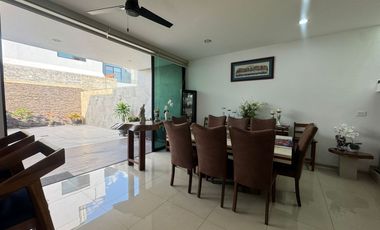 AMPLIA CASA SEMINUEVA EN BOSQUES CEDROS, ZONA BOSQUES DE SANTA ANITA, FRACCIONAMIENTO CON ALBERCA, ÁREAS VERDES Y TERRAZA DE EVENTOS