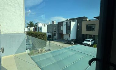 AMPLIA CASA SEMINUEVA EN BOSQUES CEDROS, ZONA BOSQUES DE SANTA ANITA, FRACCIONAMIENTO CON ALBERCA, ÁREAS VERDES Y TERRAZA DE EVENTOS