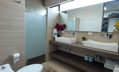 AMPLIA CASA SEMINUEVA EN BOSQUES CEDROS, ZONA BOSQUES DE SANTA ANITA, FRACCIONAMIENTO CON ALBERCA, ÁREAS VERDES Y TERRAZA DE EVENTOS