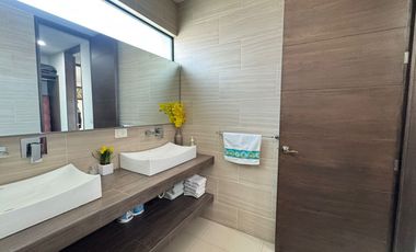 AMPLIA CASA SEMINUEVA EN BOSQUES CEDROS, ZONA BOSQUES DE SANTA ANITA, FRACCIONAMIENTO CON ALBERCA, ÁREAS VERDES Y TERRAZA DE EVENTOS