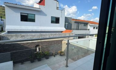 AMPLIA CASA SEMINUEVA EN BOSQUES CEDROS, ZONA BOSQUES DE SANTA ANITA, FRACCIONAMIENTO CON ALBERCA, ÁREAS VERDES Y TERRAZA DE EVENTOS