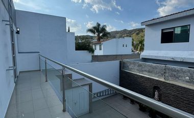 AMPLIA CASA SEMINUEVA EN BOSQUES CEDROS, ZONA BOSQUES DE SANTA ANITA, FRACCIONAMIENTO CON ALBERCA, ÁREAS VERDES Y TERRAZA DE EVENTOS