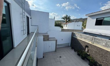 AMPLIA CASA SEMINUEVA EN BOSQUES CEDROS, ZONA BOSQUES DE SANTA ANITA, FRACCIONAMIENTO CON ALBERCA, ÁREAS VERDES Y TERRAZA DE EVENTOS