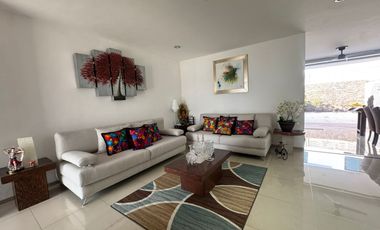 AMPLIA CASA SEMINUEVA EN BOSQUES CEDROS, ZONA BOSQUES DE SANTA ANITA, FRACCIONAMIENTO CON ALBERCA, ÁREAS VERDES Y TERRAZA DE EVENTOS