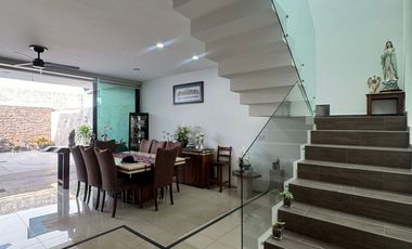 AMPLIA CASA SEMINUEVA EN BOSQUES CEDROS, ZONA BOSQUES DE SANTA ANITA, FRACCIONAMIENTO CON ALBERCA, ÁREAS VERDES Y TERRAZA DE EVENTOS