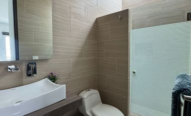 AMPLIA CASA SEMINUEVA EN BOSQUES CEDROS, ZONA BOSQUES DE SANTA ANITA, FRACCIONAMIENTO CON ALBERCA, ÁREAS VERDES Y TERRAZA DE EVENTOS