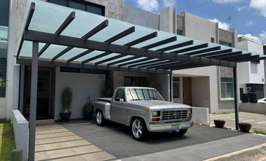 AMPLIA CASA SEMINUEVA EN BOSQUES CEDROS, ZONA BOSQUES DE SANTA ANITA, FRACCIONAMIENTO CON ALBERCA, ÁREAS VERDES Y TERRAZA DE EVENTOS