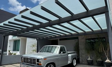 AMPLIA CASA SEMINUEVA EN BOSQUES CEDROS, ZONA BOSQUES DE SANTA ANITA, FRACCIONAMIENTO CON ALBERCA, ÁREAS VERDES Y TERRAZA DE EVENTOS