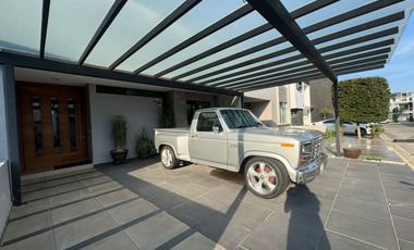 AMPLIA CASA SEMINUEVA EN BOSQUES CEDROS, ZONA BOSQUES DE SANTA ANITA, FRACCIONAMIENTO CON ALBERCA, ÁREAS VERDES Y TERRAZA DE EVENTOS