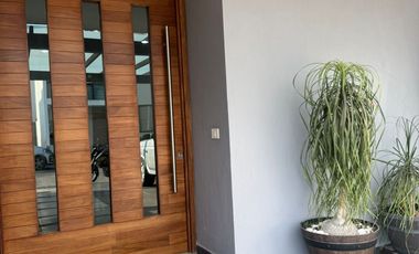 AMPLIA CASA SEMINUEVA EN BOSQUES CEDROS, ZONA BOSQUES DE SANTA ANITA, FRACCIONAMIENTO CON ALBERCA, ÁREAS VERDES Y TERRAZA DE EVENTOS