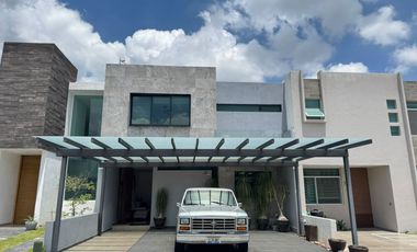 AMPLIA CASA SEMINUEVA EN BOSQUES CEDROS, ZONA BOSQUES DE SANTA ANITA, FRACCIONAMIENTO CON ALBERCA, ÁREAS VERDES Y TERRAZA DE EVENTOS