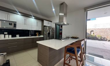 AMPLIA CASA SEMINUEVA EN BOSQUES CEDROS, ZONA BOSQUES DE SANTA ANITA, FRACCIONAMIENTO CON ALBERCA, ÁREAS VERDES Y TERRAZA DE EVENTOS