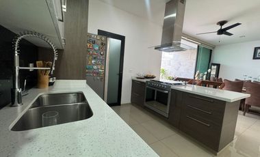 AMPLIA CASA SEMINUEVA EN BOSQUES CEDROS, ZONA BOSQUES DE SANTA ANITA, FRACCIONAMIENTO CON ALBERCA, ÁREAS VERDES Y TERRAZA DE EVENTOS