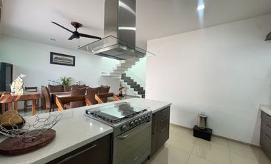 AMPLIA CASA SEMINUEVA EN BOSQUES CEDROS, ZONA BOSQUES DE SANTA ANITA, FRACCIONAMIENTO CON ALBERCA, ÁREAS VERDES Y TERRAZA DE EVENTOS