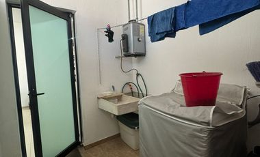 AMPLIA CASA SEMINUEVA EN BOSQUES CEDROS, ZONA BOSQUES DE SANTA ANITA, FRACCIONAMIENTO CON ALBERCA, ÁREAS VERDES Y TERRAZA DE EVENTOS