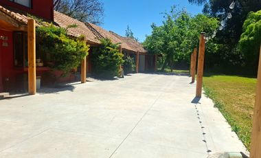 3.500 m2, con 58 metros de frente a carretera San Martin. Actualmente centro de eventos