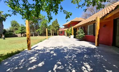 3.500 m2, con 58 metros de frente a carretera San Martin. Actualmente centro de eventos