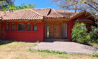 3.500 m2, con 58 metros de frente a carretera San Martin. Actualmente centro de eventos