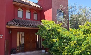 3.500 m2, con 58 metros de frente a carretera San Martin. Actualmente centro de eventos