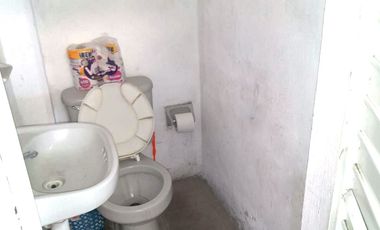 Oportunidad única: BODEGA O LOCAL RENTA sobre Av. Las Águilas, ¡lista para reacondicionar a tu negocio!