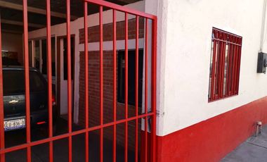 Oportunidad única: BODEGA O LOCAL RENTA sobre Av. Las Águilas, ¡lista para reacondicionar a tu negocio!