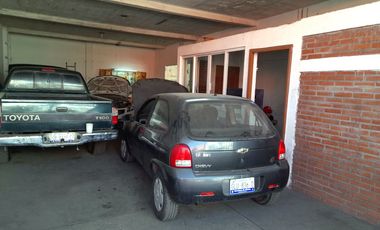 Oportunidad única: BODEGA O LOCAL RENTA sobre Av. Las Águilas, ¡lista para reacondicionar a tu negocio!