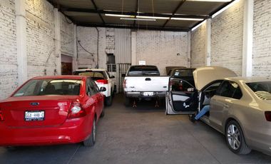 Oportunidad única: BODEGA O LOCAL RENTA sobre Av. Las Águilas, ¡lista para reacondicionar a tu negocio!