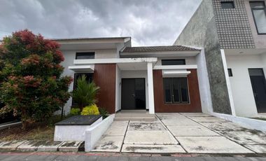 House for Rent in a Premium Housing Complex in the Bangunharjo Area Near ISI