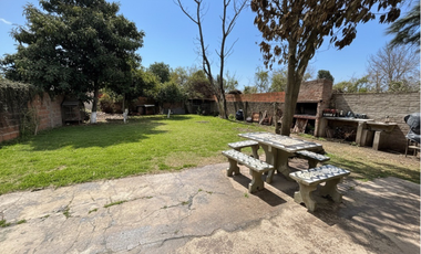Casa lista para habitar con enorme patio verde y cochera en Santo Tomé