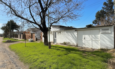 Casa lista para habitar con enorme patio verde y cochera en Santo Tomé