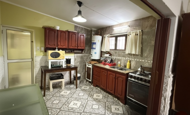 Casa lista para habitar con enorme patio verde y cochera en Santo Tomé