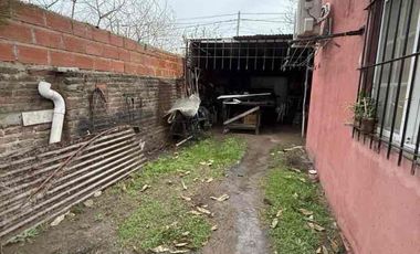 Casa lista para habitar con enorme patio verde y cochera en Santo Tomé