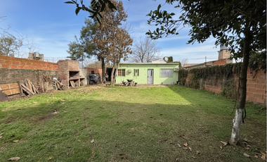 Casa lista para habitar con enorme patio verde y cochera en Santo Tomé