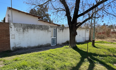 Casa lista para habitar con enorme patio verde y cochera en Santo Tomé
