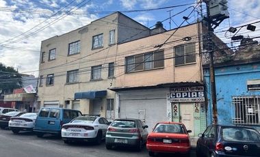 EDIFICIO CON EXCELENTE UBICACIÓN