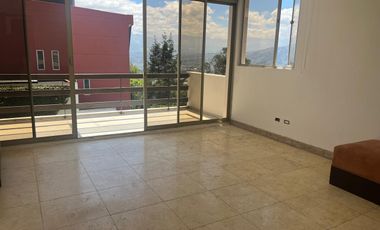 ARRIENDO CASA CUMBAYA