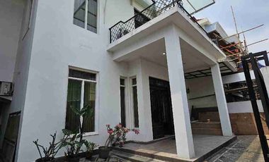 Dijual rumah masih layak huni cocok untuk kantor
dalam Komplek Taman Radio dalam
Gandaria Utara, Kebayoran Baru Jakarta Selatan

Luas tanah: 276m²
Luas bangunan: 300m
Bangunan: 2,5 lantai
Kamar mandi: 2+1(art)
Listrik: 6600watt
Garasi & carport: 1+1
Ada Pool, Pos Security, Rooftop.
Sertifikat: SHM
Hadap: Utara

Harga jual: 4,95 Milyard (nego)
sekarang 4.5 M 

Lokasi strategis:
- Dalam komplek, row jalan 1 mobil leluasa Dan one way
- Bangunan Plong, tanpa sekat.
- dekat Pondok Indah Mall, Gandaria, Blok M & Senayan
