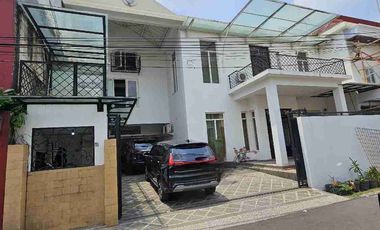 Dijual rumah masih layak huni cocok untuk kantor
dalam Komplek Taman Radio dalam
Gandaria Utara, Kebayoran Baru Jakarta Selatan

Luas tanah: 276m²
Luas bangunan: 300m
Bangunan: 2,5 lantai
Kamar mandi: 2+1(art)
Listrik: 6600watt
Garasi & carport: 1+1
Ada Pool, Pos Security, Rooftop.
Sertifikat: SHM
Hadap: Utara

Harga jual: 4,95 Milyard (nego)
sekarang 4.5 M 

Lokasi strategis:
- Dalam komplek, row jalan 1 mobil leluasa Dan one way
- Bangunan Plong, tanpa sekat.
- dekat Pondok Indah Mall, Gandaria, Blok M & Senayan