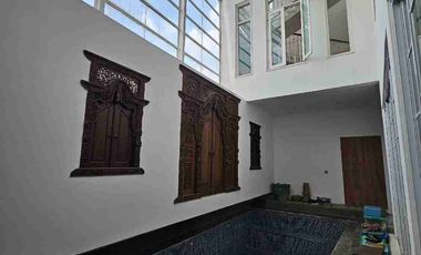 Dijual rumah masih layak huni cocok untuk kantor
dalam Komplek Taman Radio dalam
Gandaria Utara, Kebayoran Baru Jakarta Selatan

Luas tanah: 276m²
Luas bangunan: 300m
Bangunan: 2,5 lantai
Kamar mandi: 2+1(art)
Listrik: 6600watt
Garasi & carport: 1+1
Ada Pool, Pos Security, Rooftop.
Sertifikat: SHM
Hadap: Utara

Harga jual: 4,95 Milyard (nego)
sekarang 4.5 M 

Lokasi strategis:
- Dalam komplek, row jalan 1 mobil leluasa Dan one way
- Bangunan Plong, tanpa sekat.
- dekat Pondok Indah Mall, Gandaria, Blok M & Senayan