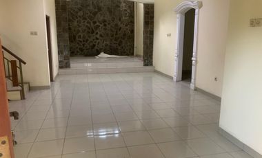 Fcgj. Rumah Disewakan di Perum Resinda Karawang